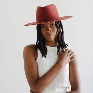 DAKOTA TRIANGLE CROWN - RUSTY RED GIGI PIP HAT